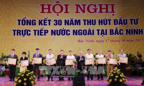 北宁省领导向为该省经济社会发展做出贡献的企业代表授予奖状。（图片来源：越通社）