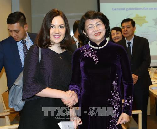 邓氏玉盛会见芬兰教育与文化部长桑尼•格兰-拉索宁。越通社记者 尹晋 摄 邓氏玉盛会见芬兰教育与文化部长桑尼•格兰-拉索宁。越通社记者 尹晋 摄