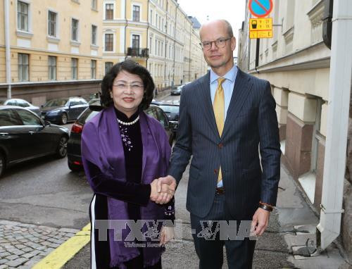 邓氏玉盛会见芬兰国家教育机构总干事海诺宁(Olli-Pekka Heinonen)尹晋 摄 邓氏玉盛会见芬兰国家教育机构总干事海诺宁(Olli-Pekka Heinonen)尹晋 摄