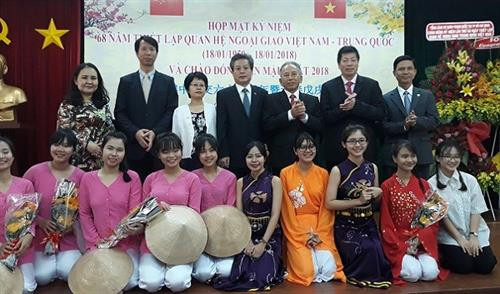庆祝越中建交68周年见面会在胡志明市举行。(图片来源:因特网) 庆祝越中建交68周年见面会在胡志明市举行。(图片来源:因特网)