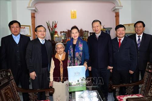 阮氏金银走访慰问文江县黄泽村在抗美救国战争中牺牲的烈士妻子武氏歌。图自越通社 阮氏金银走访慰问文江县黄泽村在抗美救国战争中牺牲的烈士妻子武氏歌。图自越通社