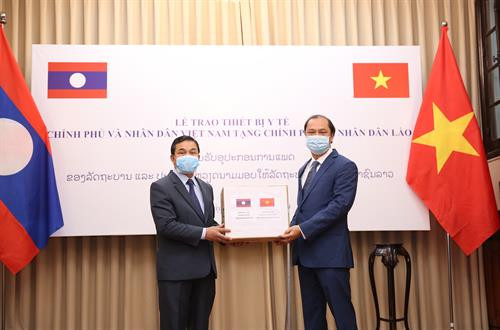 越南外交部副部长阮国勇（右）出席越南政府向老挝捐赠医疗物资交接仪式。图自越通社