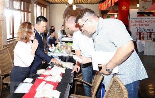 南非企业了解越南大米。(图片来源:越通社) 南非企业了解越南大米。(图片来源:越通社)