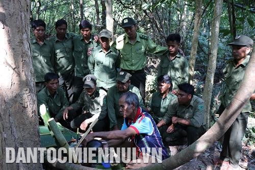 按照西原嘉莱人风俗制作烤鸡和竹香糯米饭等供品。记者 红叠 摄 奥格郎村长老秀来同村民、民兵和林政工作人员实施森林祭祀仪式。记者 红叠 摄 森林仪式结束后,加来人聚集在一起互相吃饭和喝酒。记者 红叠 摄 按照西原嘉莱人风俗制作烤鸡和竹香糯米饭等供品。记者 红叠 摄 奥格郎村长老秀来同村民、民兵和林政工作人员实施森林祭祀仪式。记者 红叠 摄 森林仪式结束后,加来人聚集在一起互相吃饭和喝酒。记者 红叠 摄