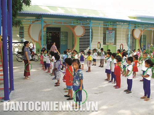 宁顺省投资兴建田间灌溉用水渠系，服务少数民族同胞生产。记者 功暑 摄 宁福县占族同胞收割水稻。记者 功署 摄 顺北县成令一家已贷款养牛 ，逐步走上可持续减贫之路。记者 功暑 摄 为博爱山区县嘉莱族同胞进行体检。记者 功署 摄 顺南县注重占族同胞教育工作。记者 功署 摄
