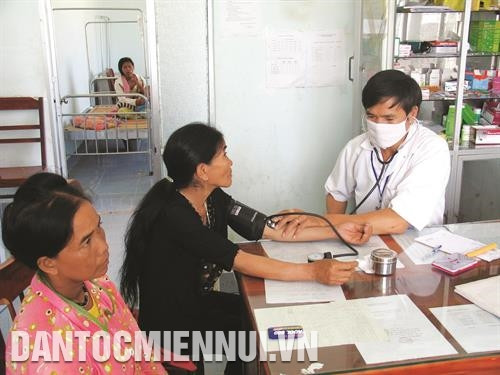 宁顺省投资兴建田间灌溉用水渠系，服务少数民族同胞生产。记者 功暑 摄 宁福县占族同胞收割水稻。记者 功署 摄 顺北县成令一家已贷款养牛 ，逐步走上可持续减贫之路。记者 功暑 摄 为博爱山区县嘉莱族同胞进行体检。记者 功署 摄 顺南县注重占族同胞教育工作。记者 功署 摄