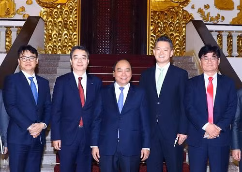 1月17日下午在政府总部，越南政府总理阮春福会见越南斗山重工业有限公司总经理Park Hoong Ook。（图片来源：越通社）