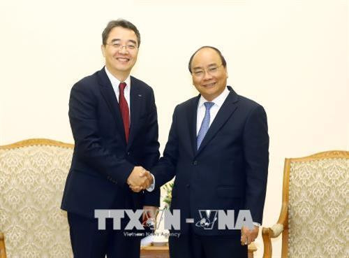 1月17日下午在政府总部,越南政府总理阮春福会见越南斗山重工业有限公司总经理Park Hoong Ook。(图片来源:越通社) 1月17日下午在政府总部,越南政府总理阮春福会见越南斗山重工业有限公司总经理Park Hoong Ook。(图片来源:越通社)