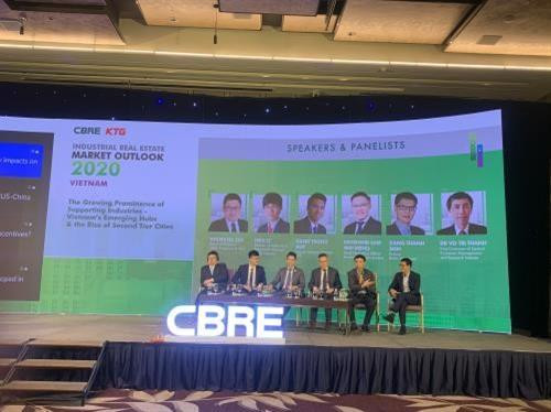 论坛上的各位演讲者。图自越通社 论坛上的各位演讲者。图自越通社