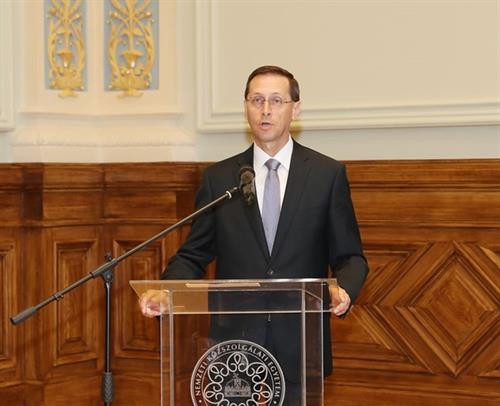 匈牙利副总理沃尔高·米哈伊(Mihaly Varga)在会上发表讲话。图自越通社 匈牙利副总理沃尔高·米哈伊(Mihaly Varga)在会上发表讲话。图自越通社