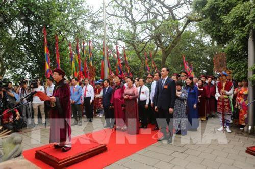 富寿省人民委员会在雄王庙国家特殊历史遗迹区义岭山顶上的敬天殿隆重举行2019年雄王国祖祭祖仪式。图自越通社