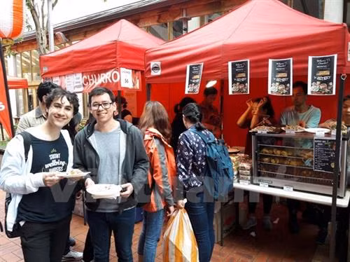 参观者品尝越南美食。(图片来源:越南驻新西兰大使馆) 参观者品尝越南美食。(图片来源:越南驻新西兰大使馆)