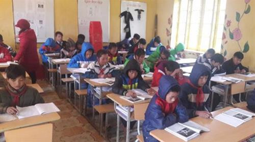 老街省小学生。(图片来源:http://laocai.tintuc.vn) 老街省小学生。(图片来源:http://laocai.tintuc.vn)