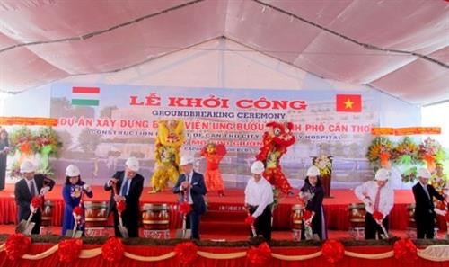 越南九龙江平原最具规模的肿瘤医院动工兴建仪式。（图片来源：因特网）