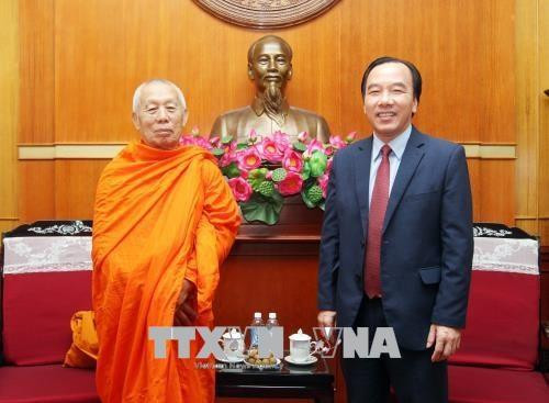 越南祖国阵线中央委员会副主席吴策实与老挝佛教联谊会常务副主席Veth Masenay 图自越通社