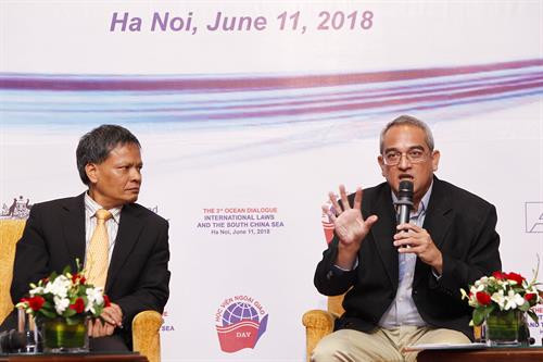 菲律宾大学副教授、博士Herman J.Kraft 在会上发表讲话。越通社记者 林庆 摄