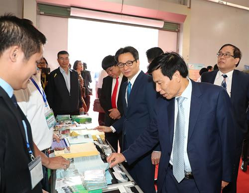 政府副总理武德儋在开幕式结束后参观各展位。图自互联网