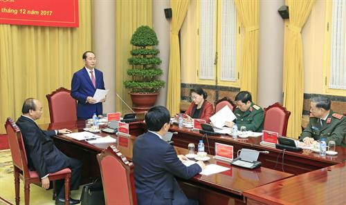 越南国家主席、国防安全委员会主席陈大光12月8日主持召开2016-2021年任期国防安全委员会第二次会议。 （图片来源：越通社）