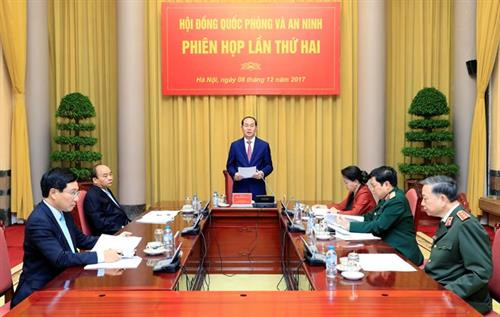 越南国家主席、国防安全委员会主席陈大光12月8日主持召开2016-2021年任期国防安全委员会第二次会议。 （图片来源：越通社）