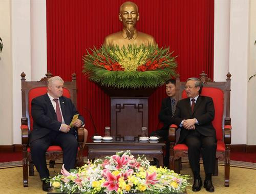 越共中央检查委员会主任陈国旺（右）会见公正俄罗斯党主席谢尔盖·米罗诺夫。（图片来源：越通社）