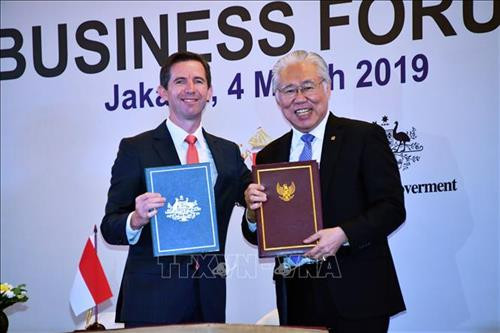 印尼贸易部长鲁吉达(右)和澳大利亚贸易部长西蒙·伯明翰在首都雅加达签署全面 经济伙伴关系协定。图自越通社 印尼贸易部长鲁吉达(右)和澳大利亚贸易部长西蒙·伯明翰在首都雅加达签署全面 经济伙伴关系协定。图自越通社