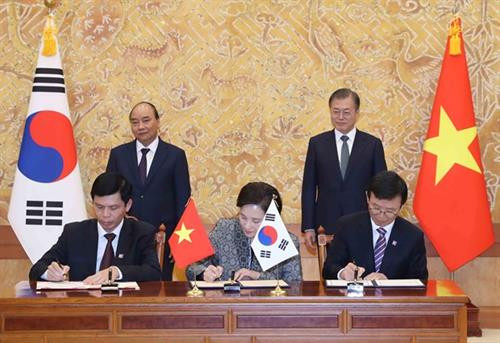 阮春福与文在寅共同见证双方合作文件签署仪式。图自越通社