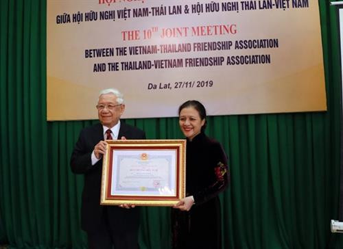 越南友好组织联合会主席阮芳娥向泰国越南友好协会副会长Prapansak Bhatayanond授予越南社会主义共和国友谊微章。图自越通社 越南友好组织联合会主席阮芳娥向泰国越南友好协会副会长Prapansak Bhatayanond授予越南社会主义共和国友谊微章。图自越通社