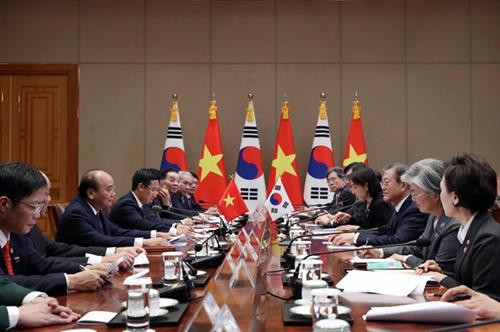 阮春福总理与韩国总统文在寅举行会谈。图自越通社