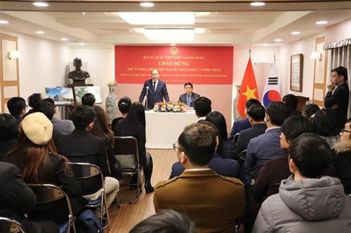 越南政府总理阮春福率领工作代表团前往越南驻韩国大使馆。图自越通社 越南政府总理阮春福率领工作代表团前往越南驻韩国大使馆。图自越通社