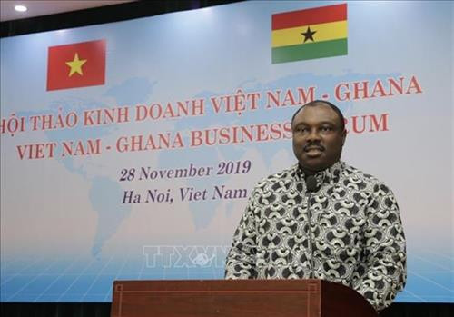 加纳贸易和工业部副部长罗伯特·阿洪卡·林赛发表讲话。图自越通社