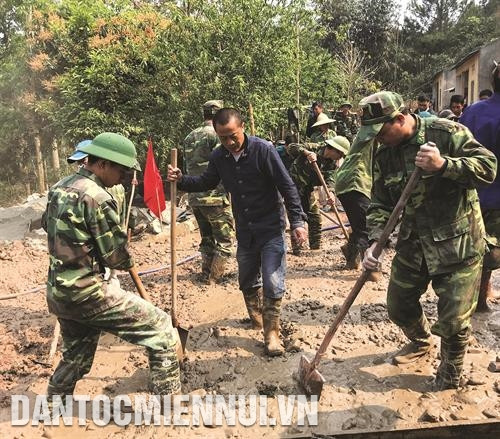 边防部队力量同廷立县丙舍现坡南村居民配合修建公路。记者 黄河 摄
