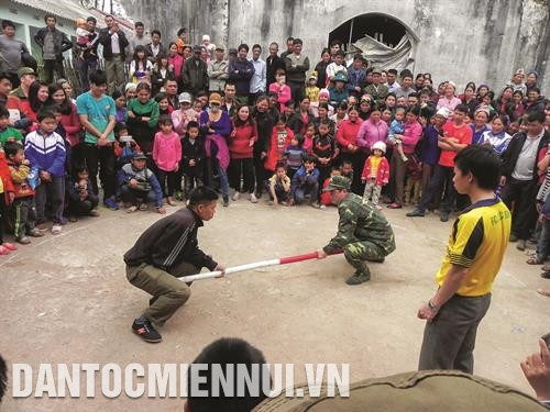 在全民边防日，芝陵边防哨所干部和战士同丙舍村居民进行推杆比赛。记者 黄河 摄