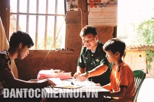 芝陵边防哨所干部和战士不仅积极参加“帮你继续上学”计划，而他们还经常赴学生的家庭，帮助他们复习功课。记者 黄河 摄