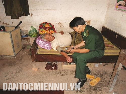 芝陵边防哨所干部和战士经常为当地居民进行体检和治病。记者 黄河 摄