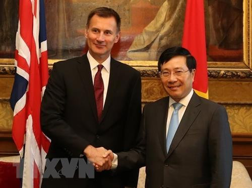 越南政府副总理兼外交部长范平明会见英国外交大臣杰里米·亨特。图自越通社