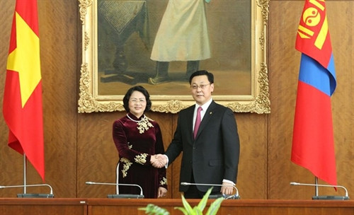 邓氏玉盛和蒙古国总理扎尔格勒图勒嘎·额尔登巴特。（图片来源：越通社）