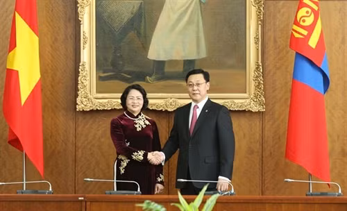 邓氏玉盛和蒙古国总理扎尔格勒图勒嘎·额尔登巴特。（图片来源：越通社）