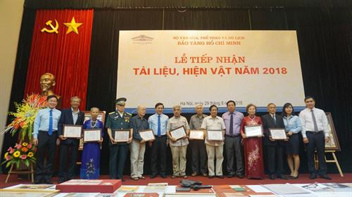 胡伯伯的珍贵资料和实物接收仪式。（图片来源：越通社）