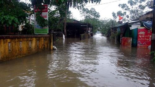 第十二号台风造成严重损失。(图片来源:越通社) 第十二号台风造成严重损失。(图片来源:越通社)