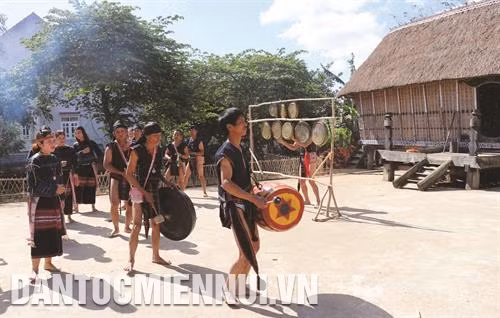 各村寨锣钲队日常性进行排练.图：红蝶 嘉莱省注重对年轻一代进行锣钲文化的传承工作。图：红蝶