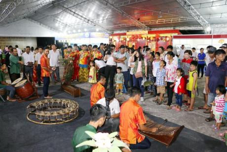 高棉族传统拜月节相关活动。（图片来源：因特网）