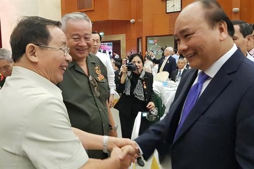 越南政府总理阮春福同与会代表交谈。（图片来源：越通社）