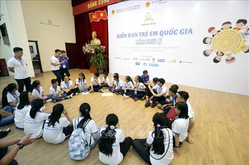 儿童们分组讨论。图自越通社