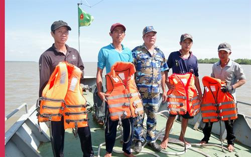 海军军种各单位向渔民提供救生衣。图自越通社 海军军种各单位向渔民提供救生衣。图自越通社