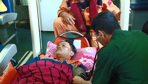 平定省边防部队医生给渔民检查身体。图自越通社 平定省边防部队医生给渔民检查身体。图自越通社