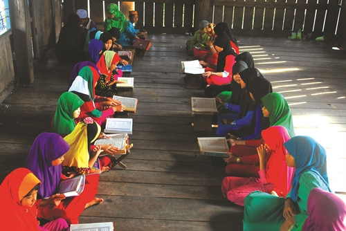 安江省占族人十分重视人格、理想和道德的教育。