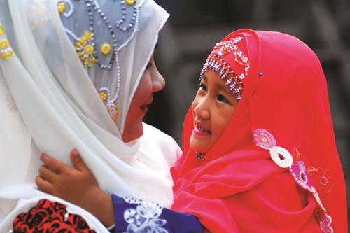 占族女人喜欢穿不暴露而美丽和独特的衣服。