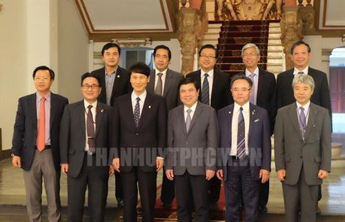 胡志明市人民委员会主席阮成峰和日本鹿儿岛县代表团合影。（图片来源：thanhuytphcm.vn）