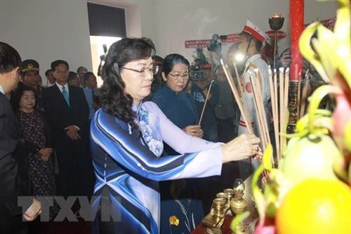 胡志明市领导向胡志明主席表达缅怀之情(图片来源：越通社)