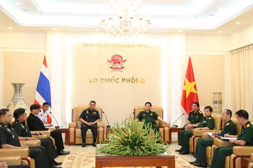 越南国防部长吴春历（右）会见泰国国防部常务秘书猜昌。（图片来源：越通社）